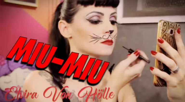 Elvira Von Hölle e sua personagem Miu Miu no Burlescat