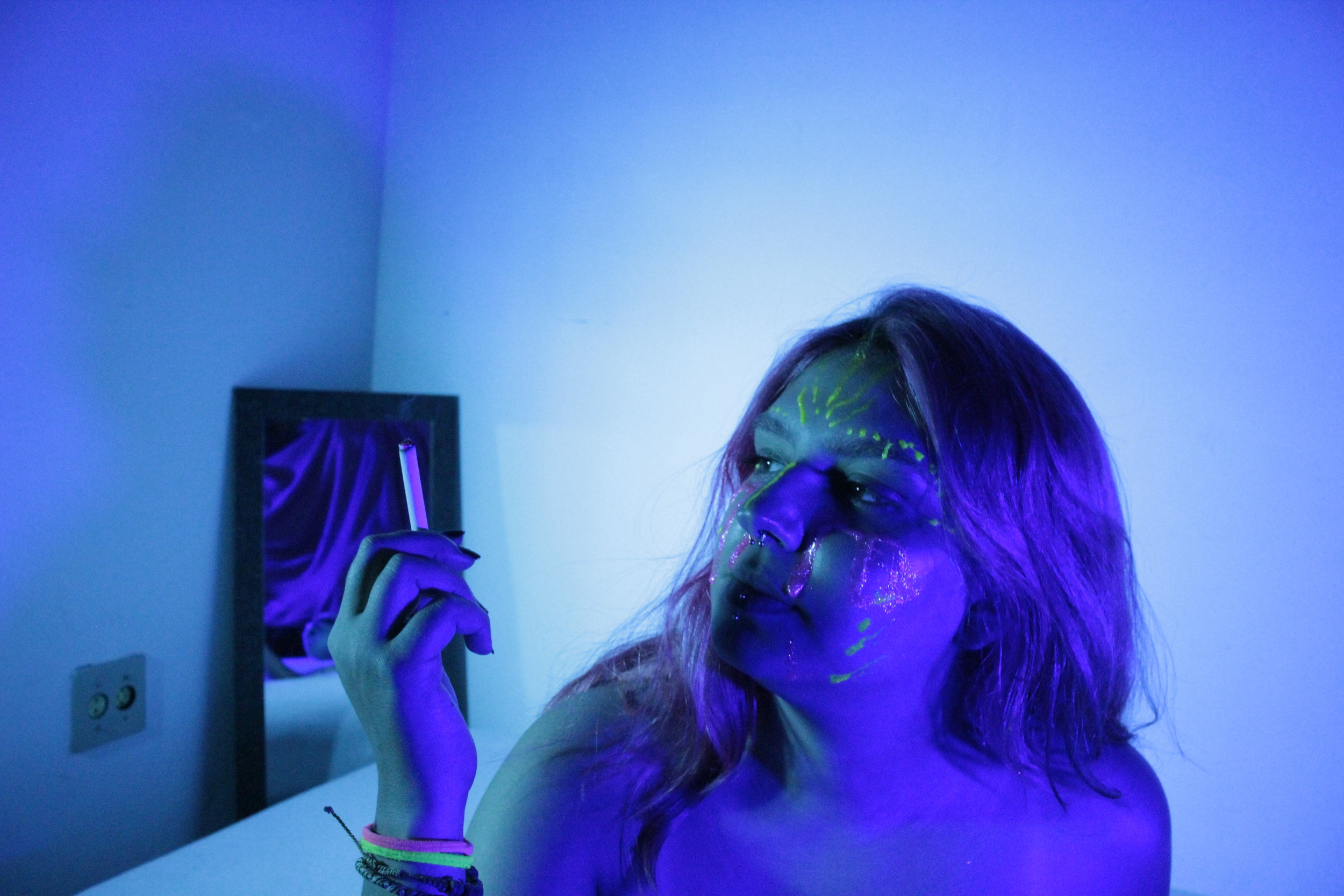 Neon photoshoot in bed with Lia Privas